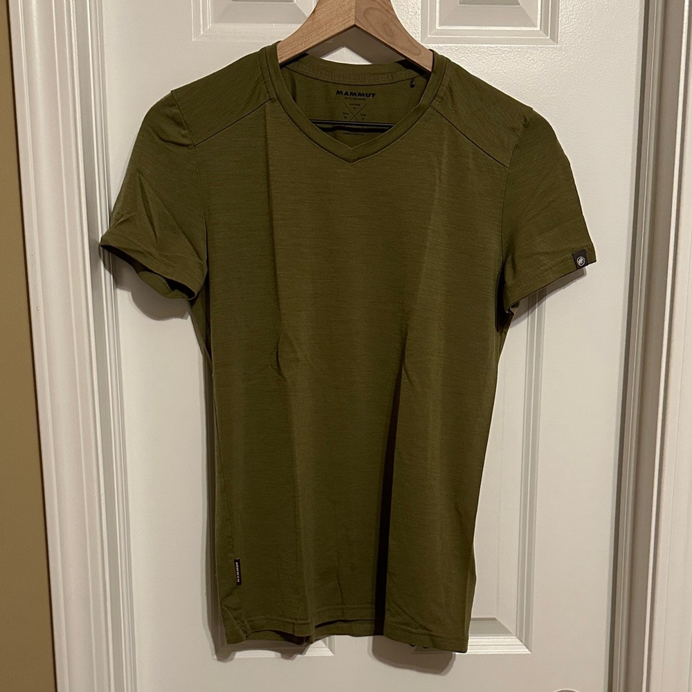 Mammut Men's Olive Green Short Sleeve Wool Blend V-Neck Tee Medium